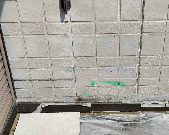 ベランダ内壁のシーリングが劣化　コーキングで対応